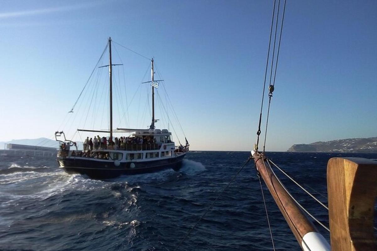 una barca con persone a bordo in acqua