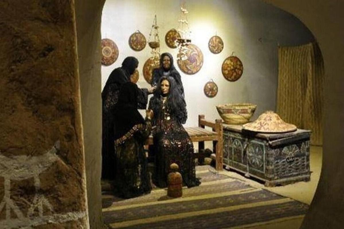 um grupo de pessoas em uma sala com pratos na parede