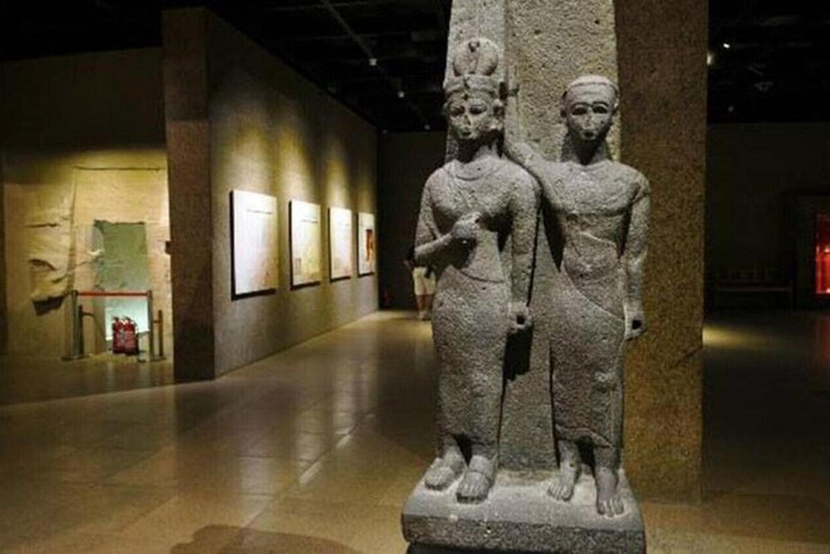 uma estátua de duas mulheres em exposição em um museu