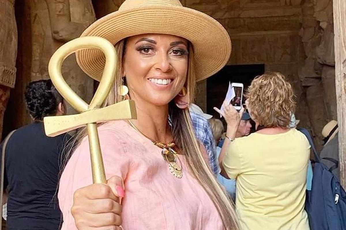 žena v slaměném klobouku držící velkou stuhu