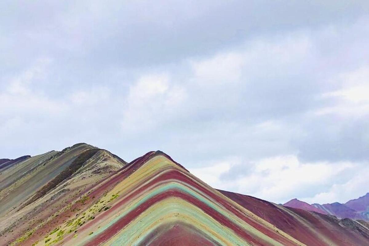 una collina color arcobaleno con un cielo sullo sfondo
