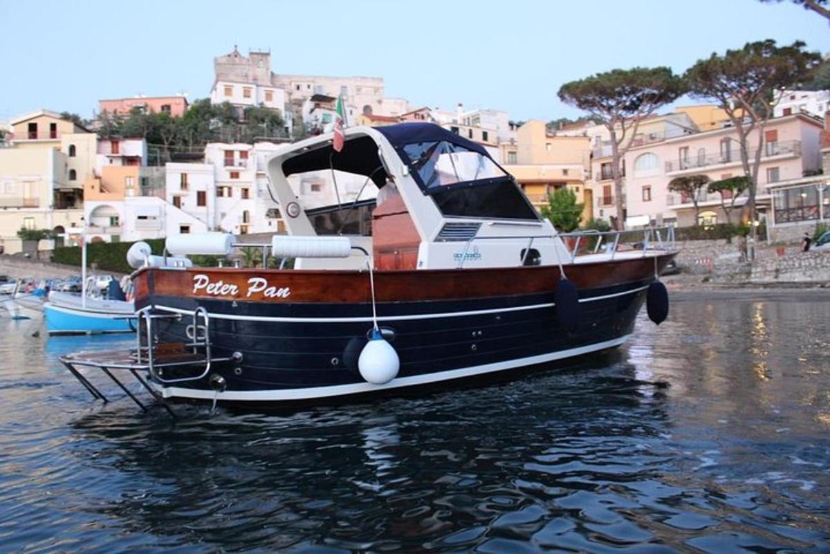 μια βάρκα είναι αγκυροβολημένη στο νερό σε ένα λιμάνι
