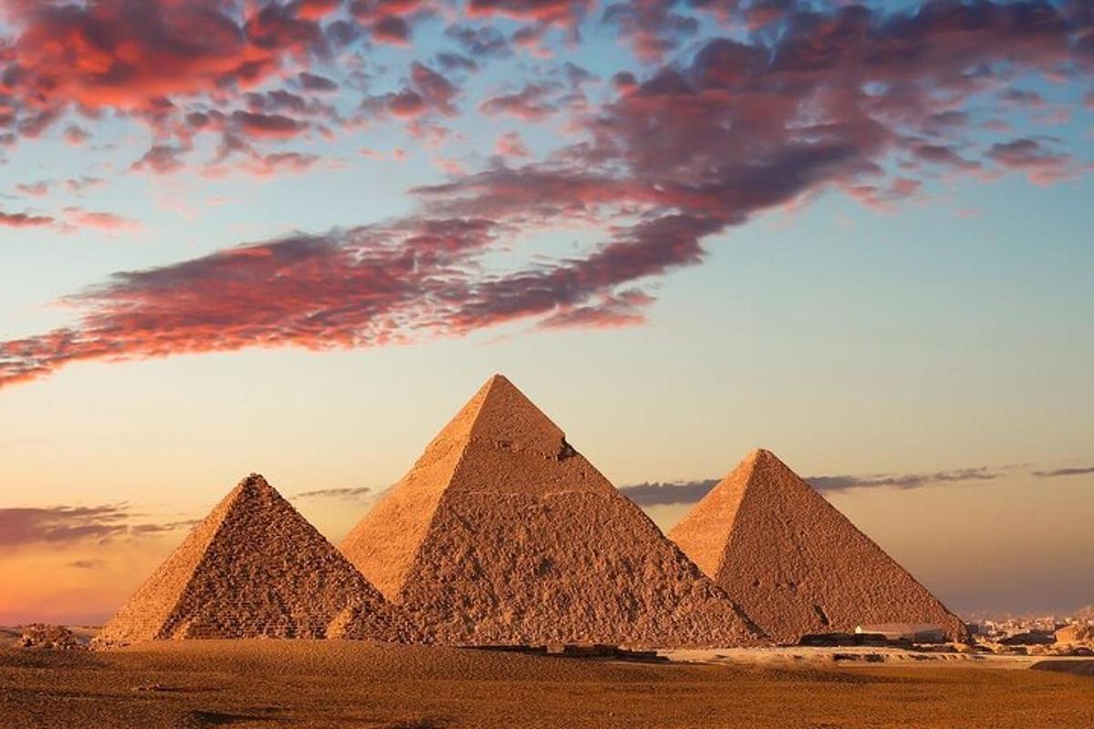 näkymä Gizan pyramideille auringonlaskun aikaan