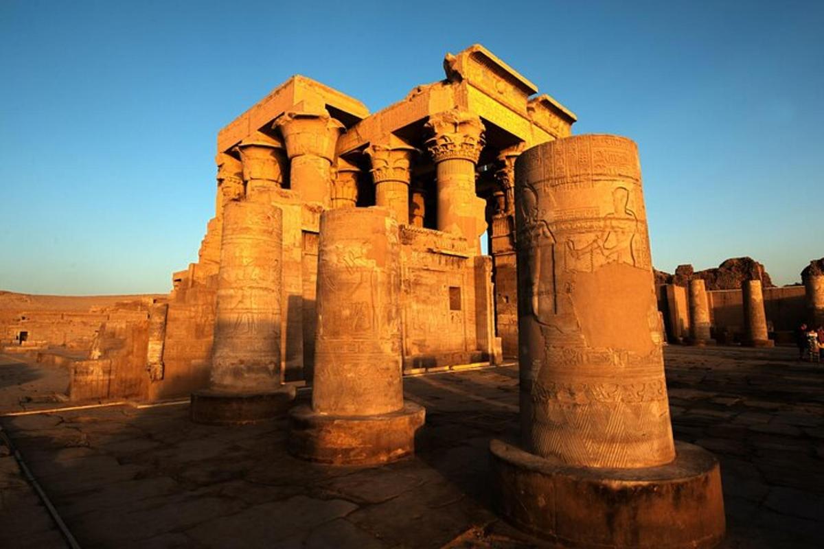 un groupe de colonnes devant un bâtiment