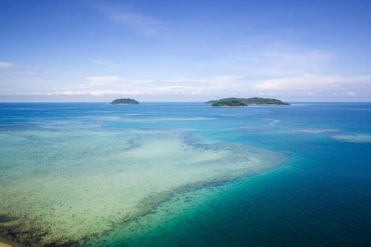 zračni pogled na ocean z otoki v vodi