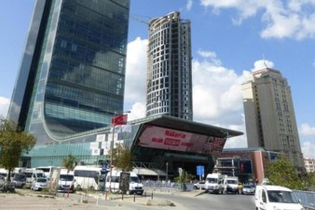 un parcheggio con auto parcheggiate davanti a un edificio