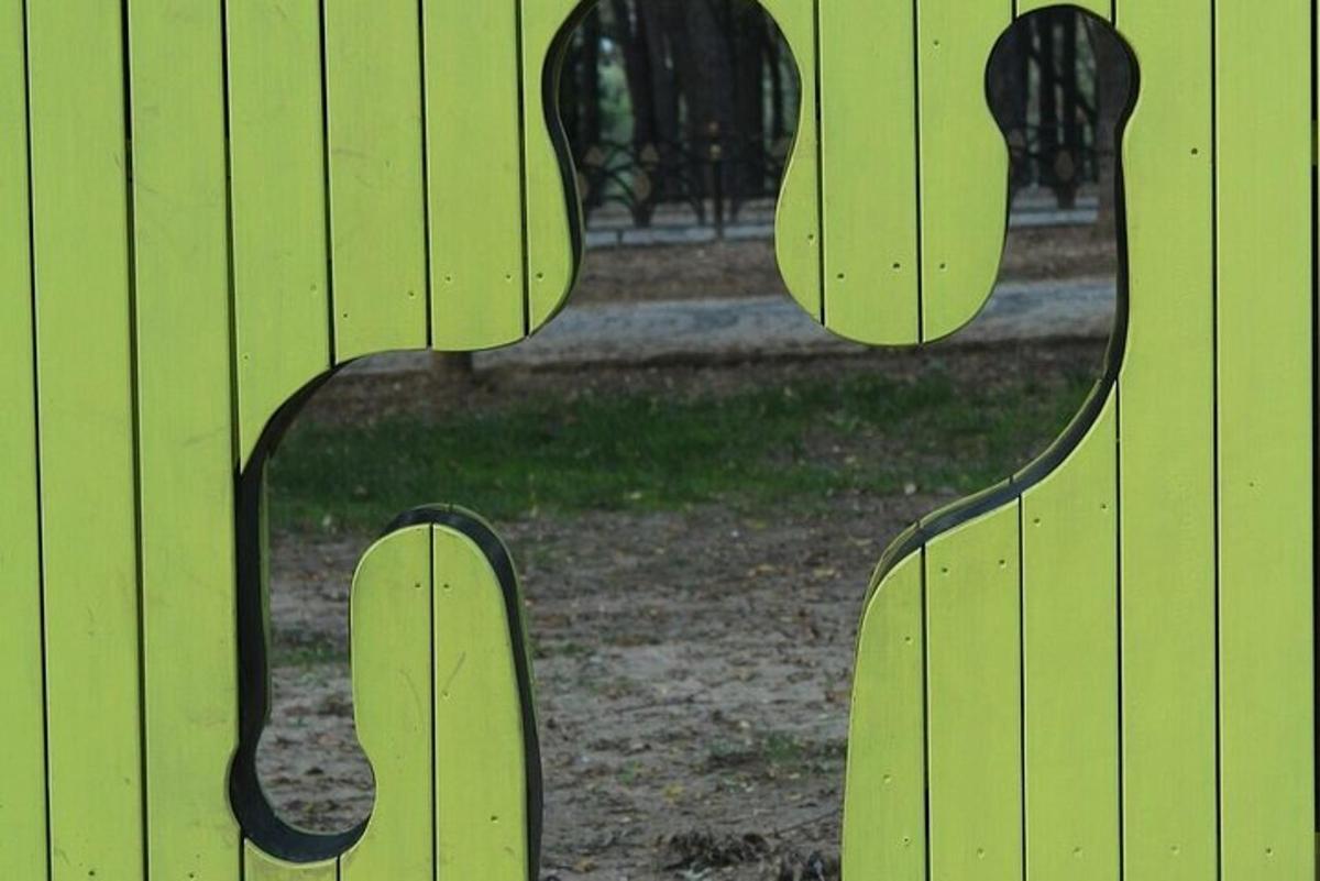 un primo piano di una panchina verde in un parco