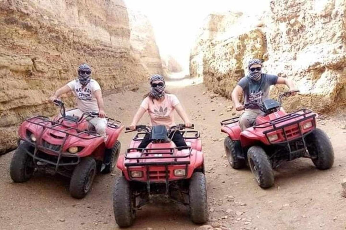 Τρεις άντρες οδηγούν ATV σε έναν χωματόδρομο