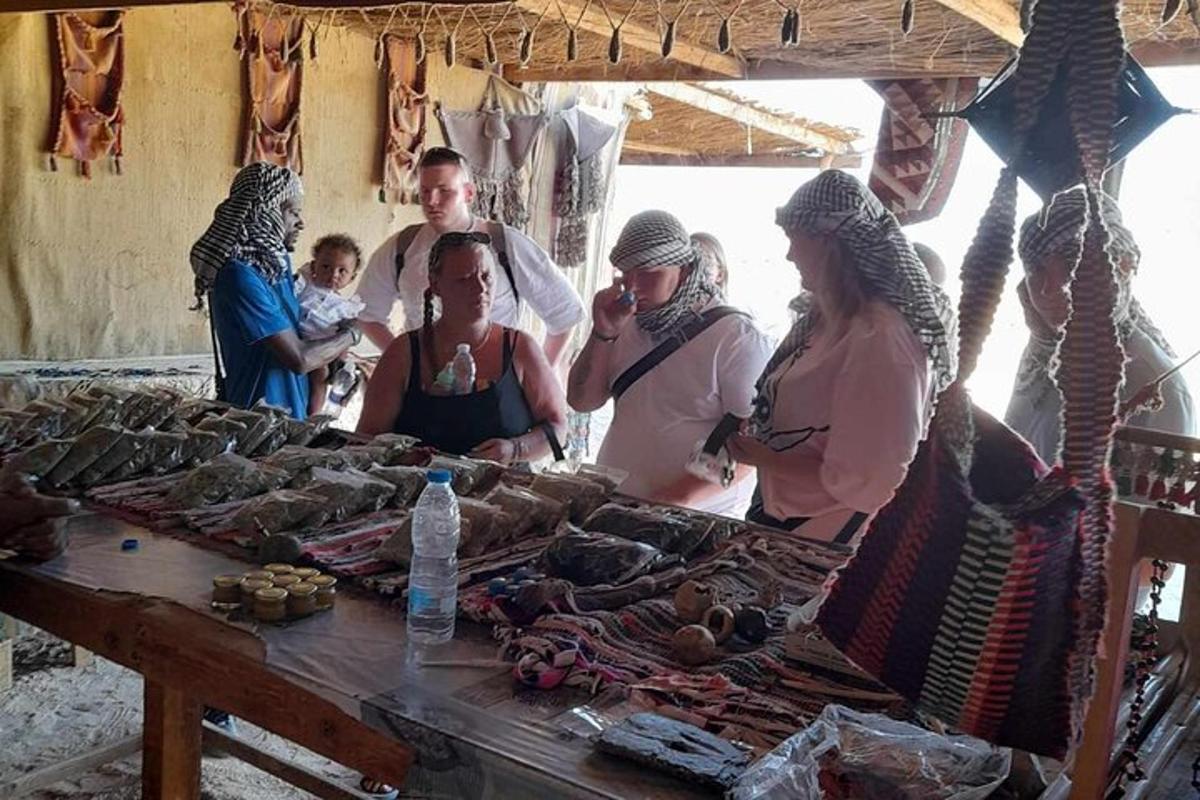 μια ομάδα ανθρώπων που στέκονται γύρω από ένα τραπέζι με φαγητό