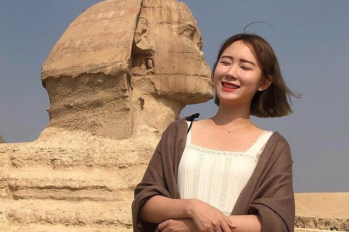 seorang wanita berdiri di hadapan sebuah patung