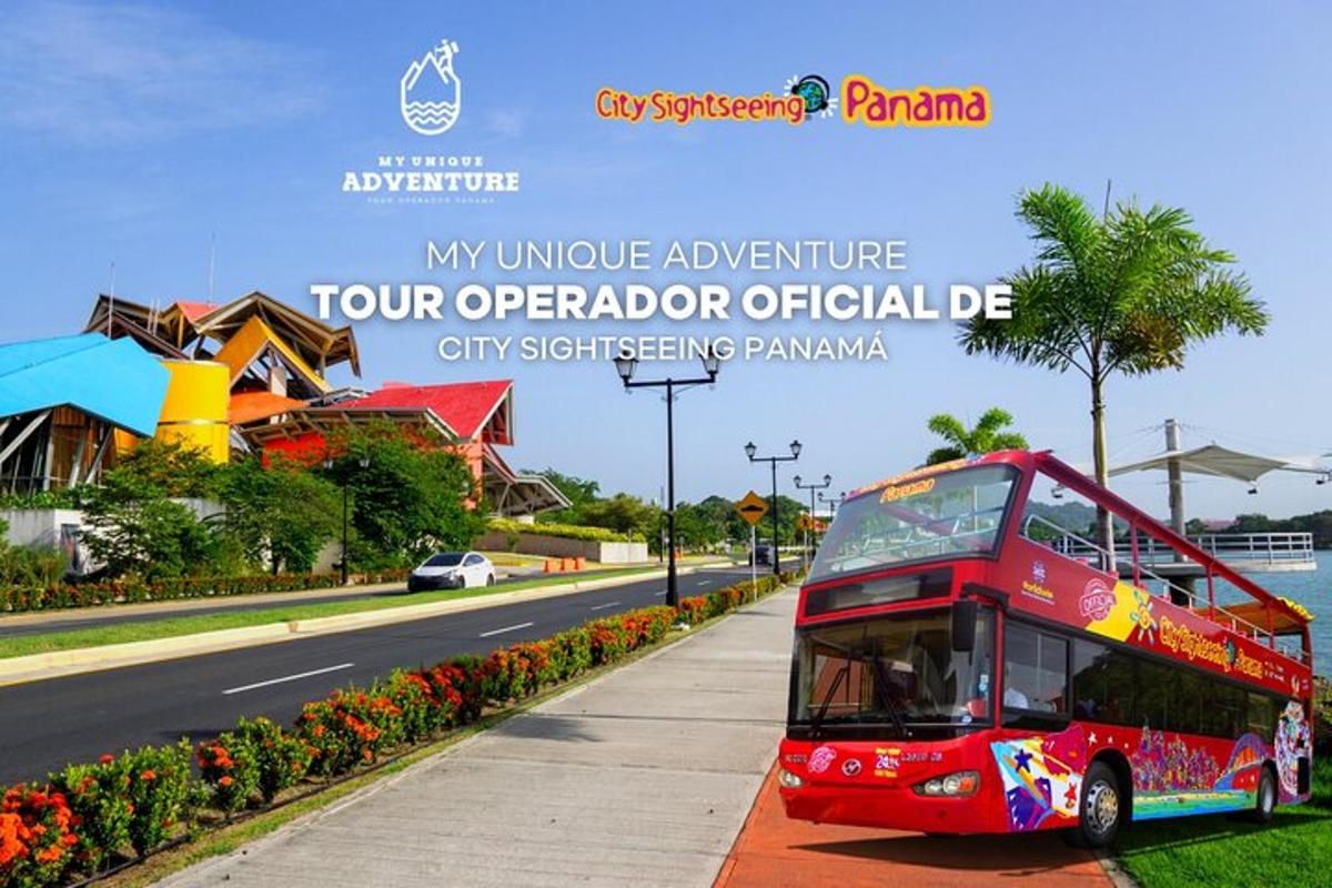 bus tingkat merah terparkir di pinggir jalan