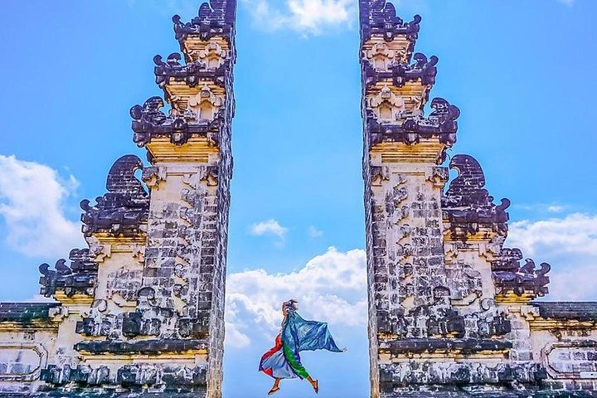patung putri duyung di depan sebuah gedung