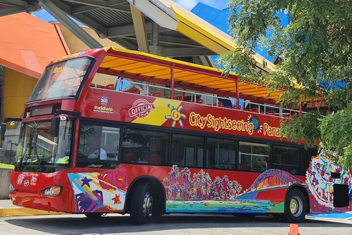 um ônibus vermelho de dois andares estacionado em frente a um prédio