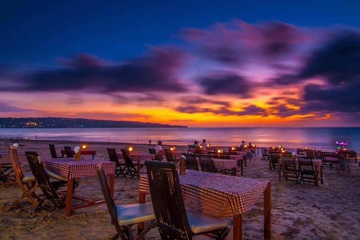 grupa stolova na plaži pri zalasku sunca
