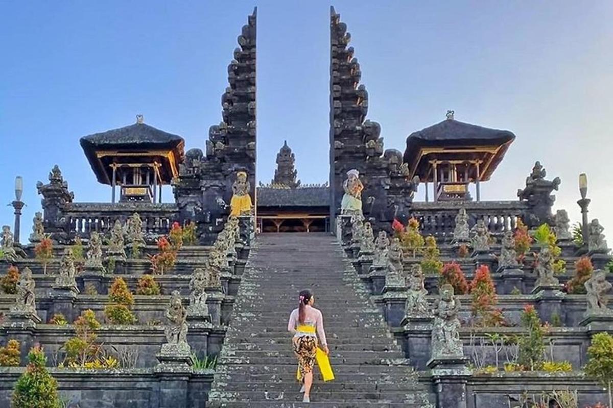una dona pujant les escales d'un temple