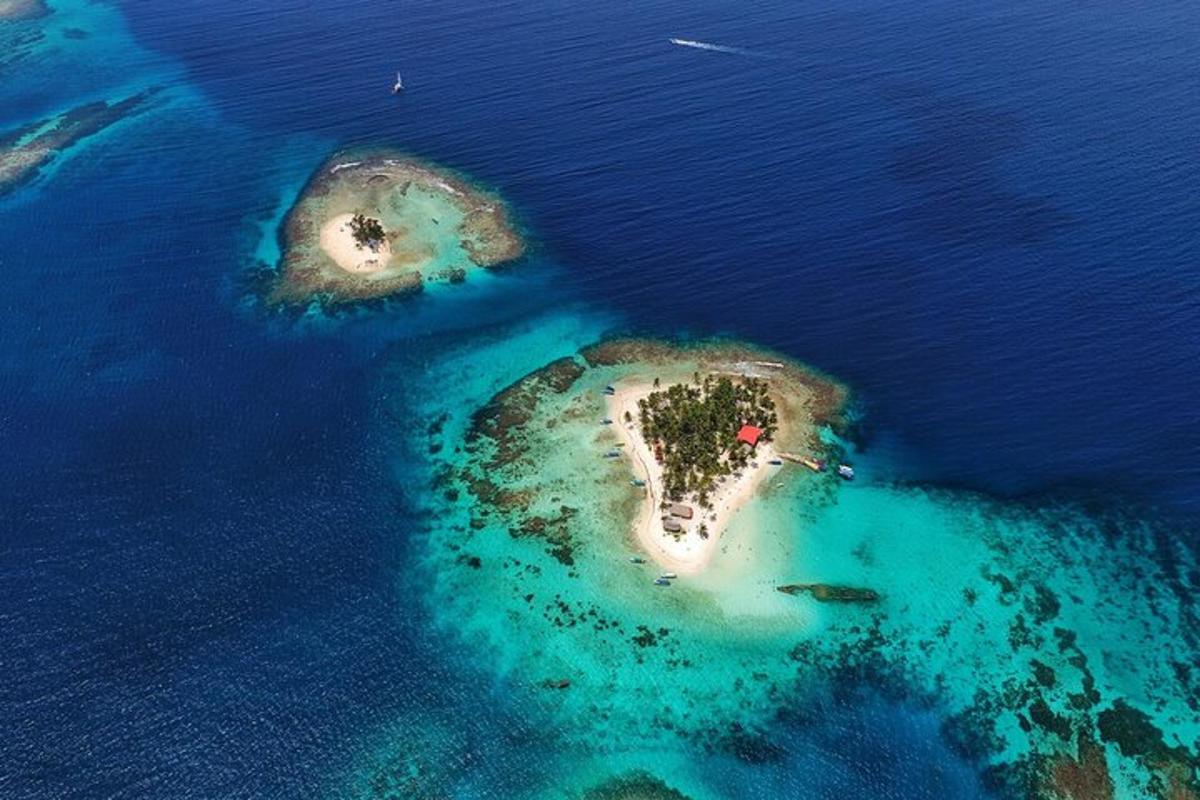 una vista aerea di un'isola nell'oceano