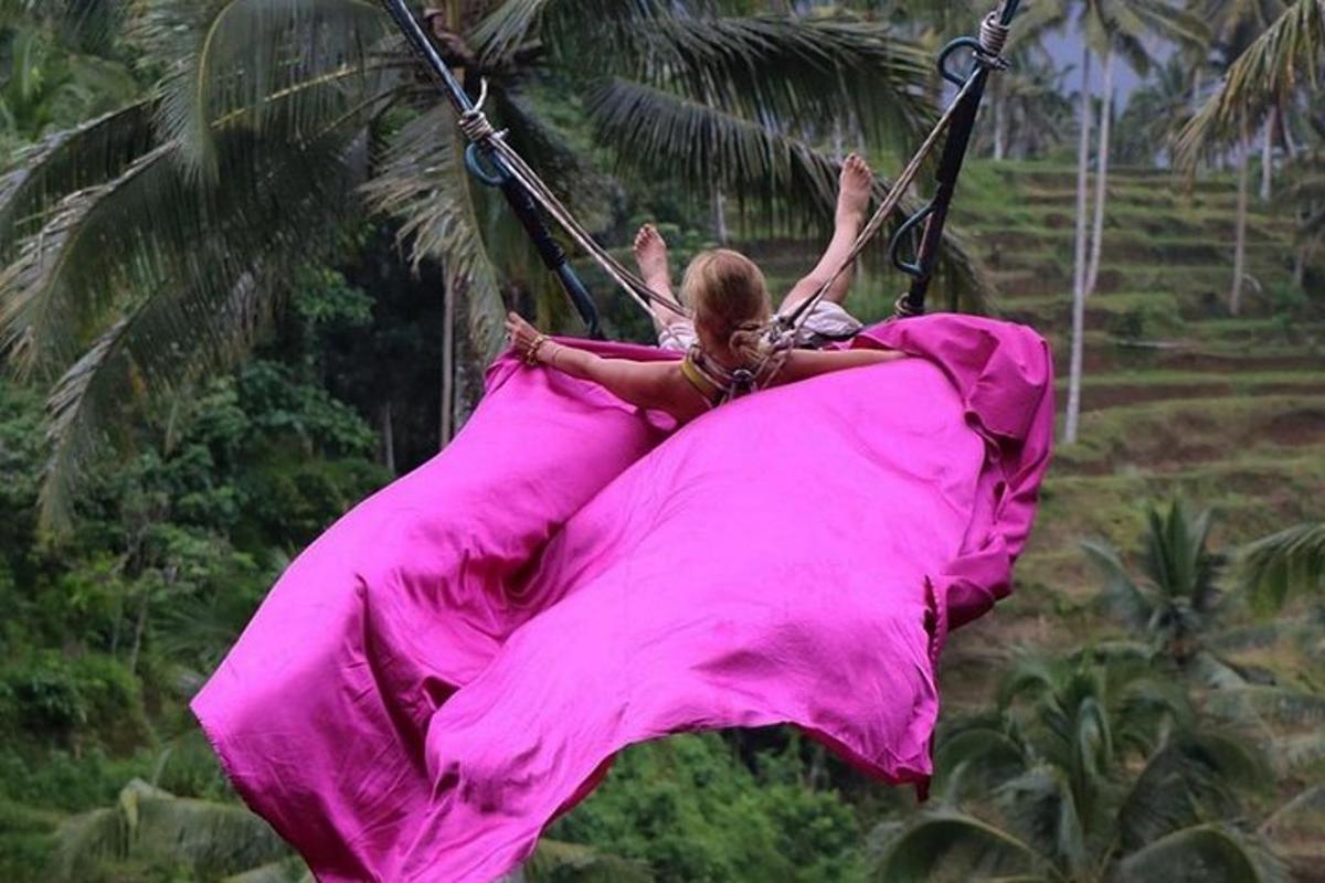 una dona va en un paracaigudes rosa