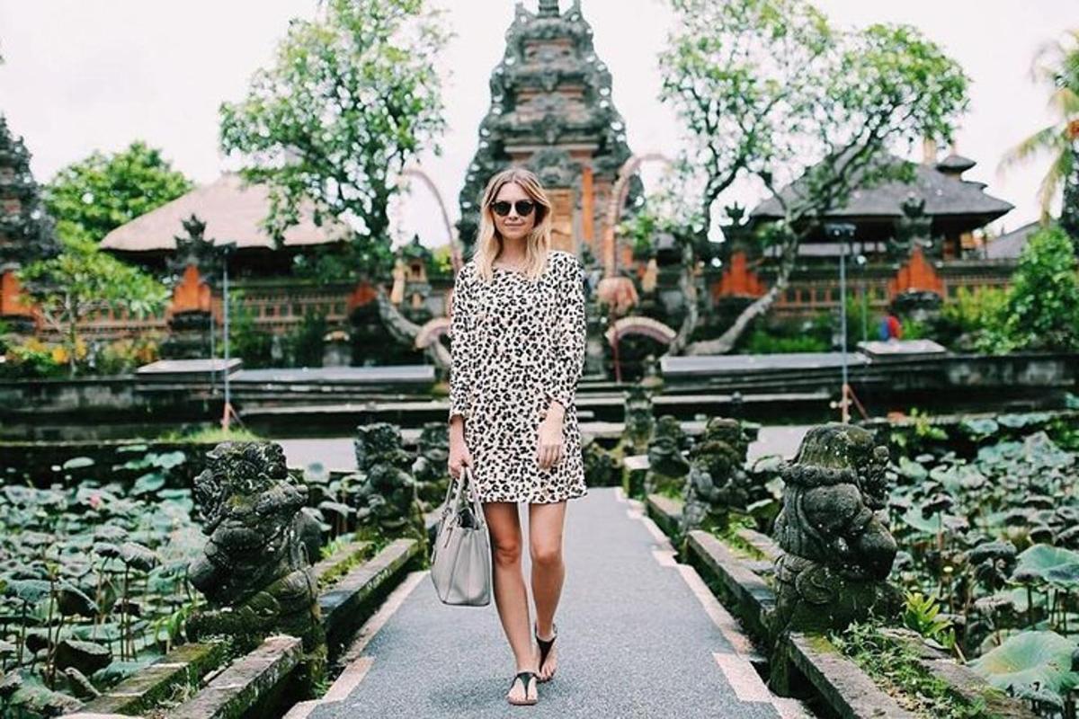 uma mulher caminhando por um caminho em frente a um templo