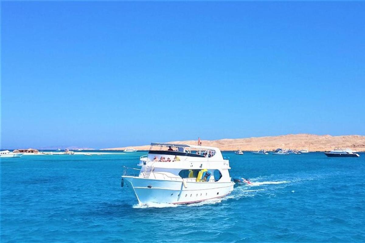 una barca bianca in mezzo all'acqua