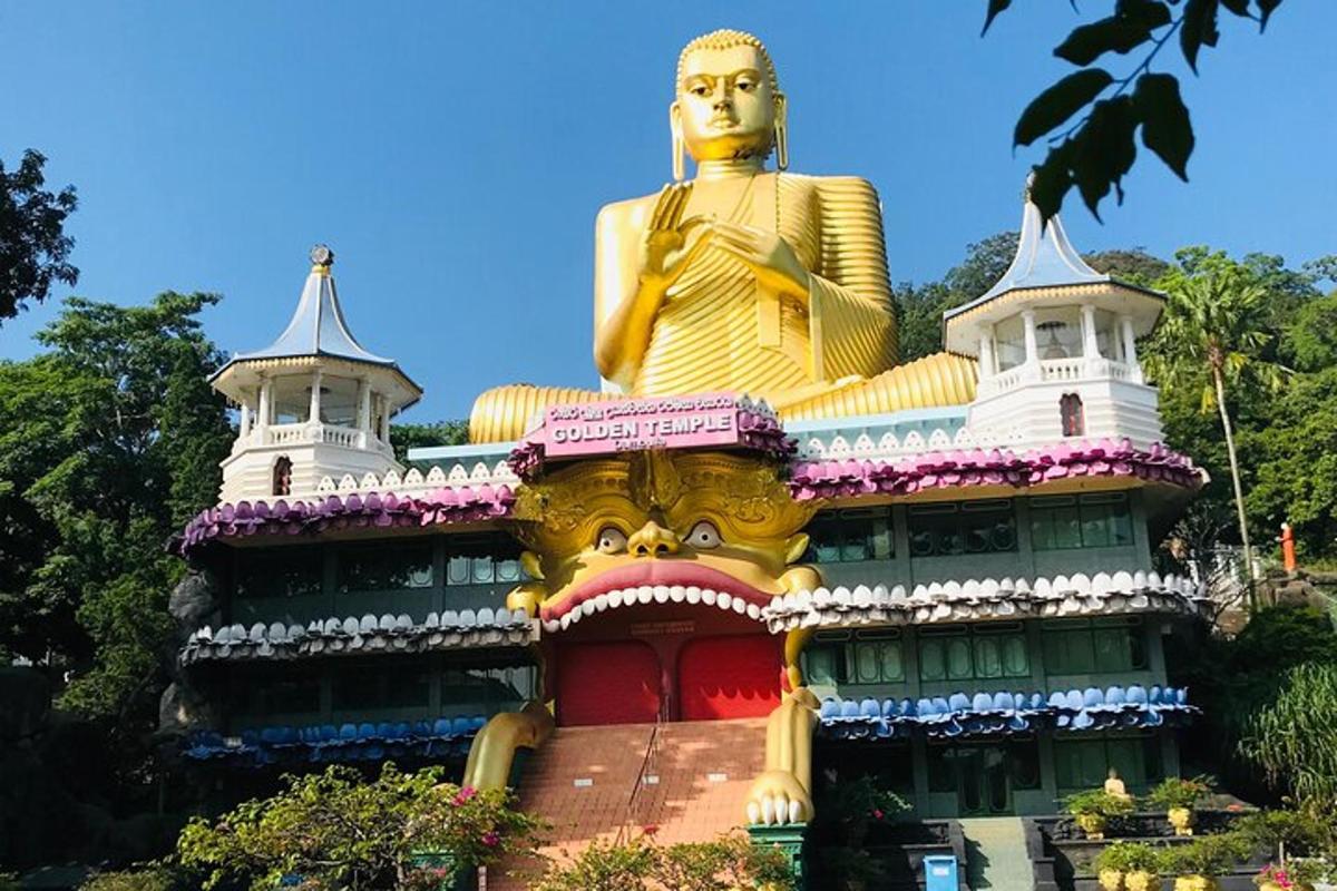 una grande statua dorata in cima a un edificio