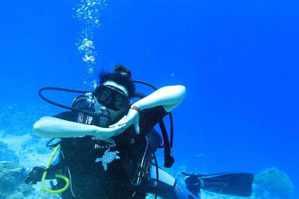 una persona in acqua su uno scooter