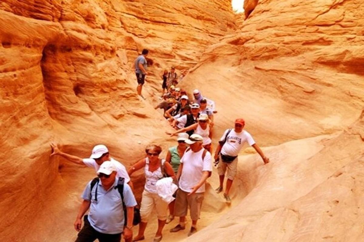 un grupo de personas caminando por un cañón