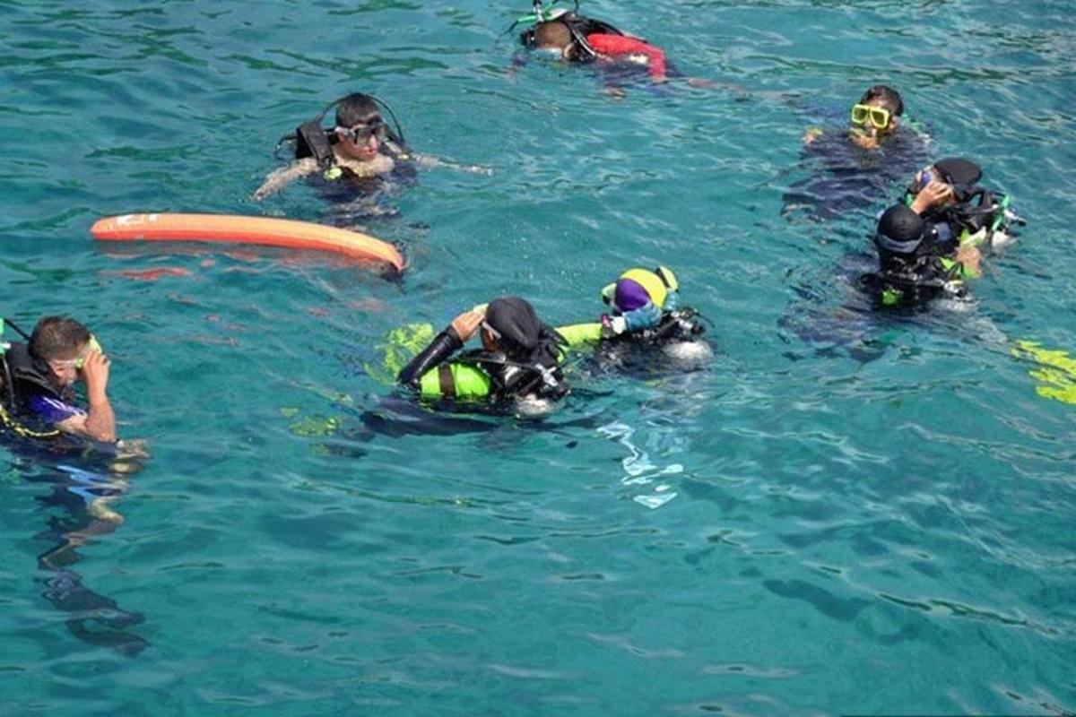 un gruppo di persone in acqua in una piscina