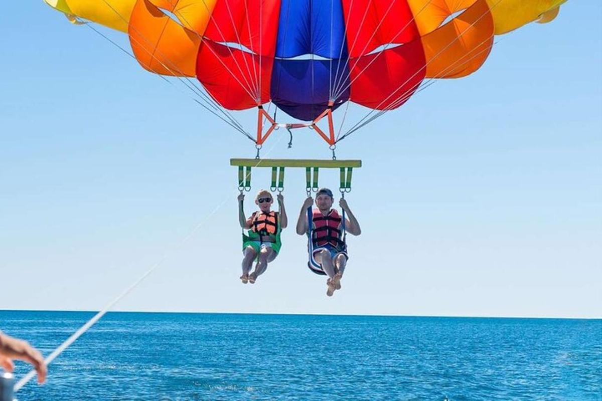 hai người đang cưỡi dù bay qua đại dương