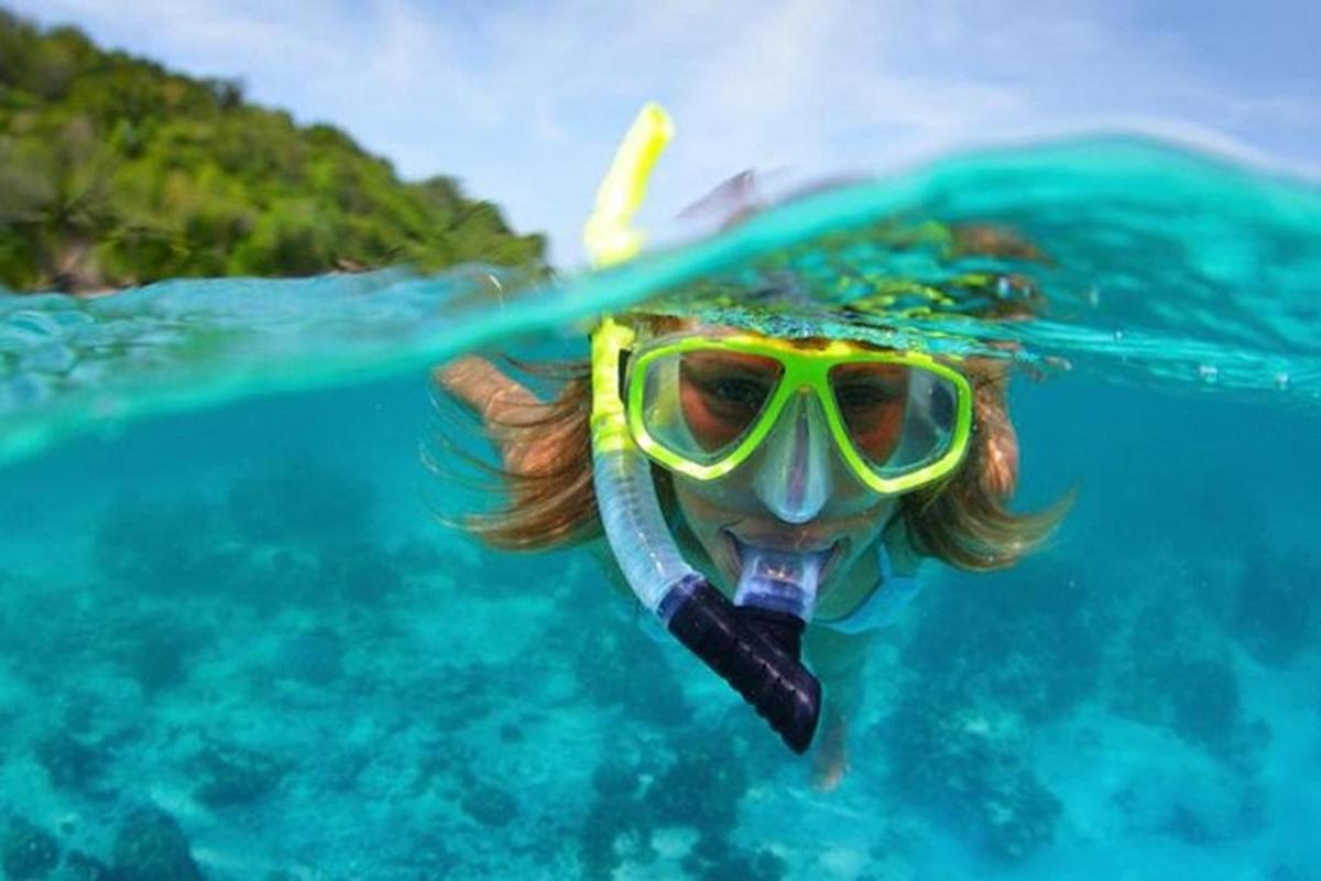 kona með snorkel og grímu í vatninu