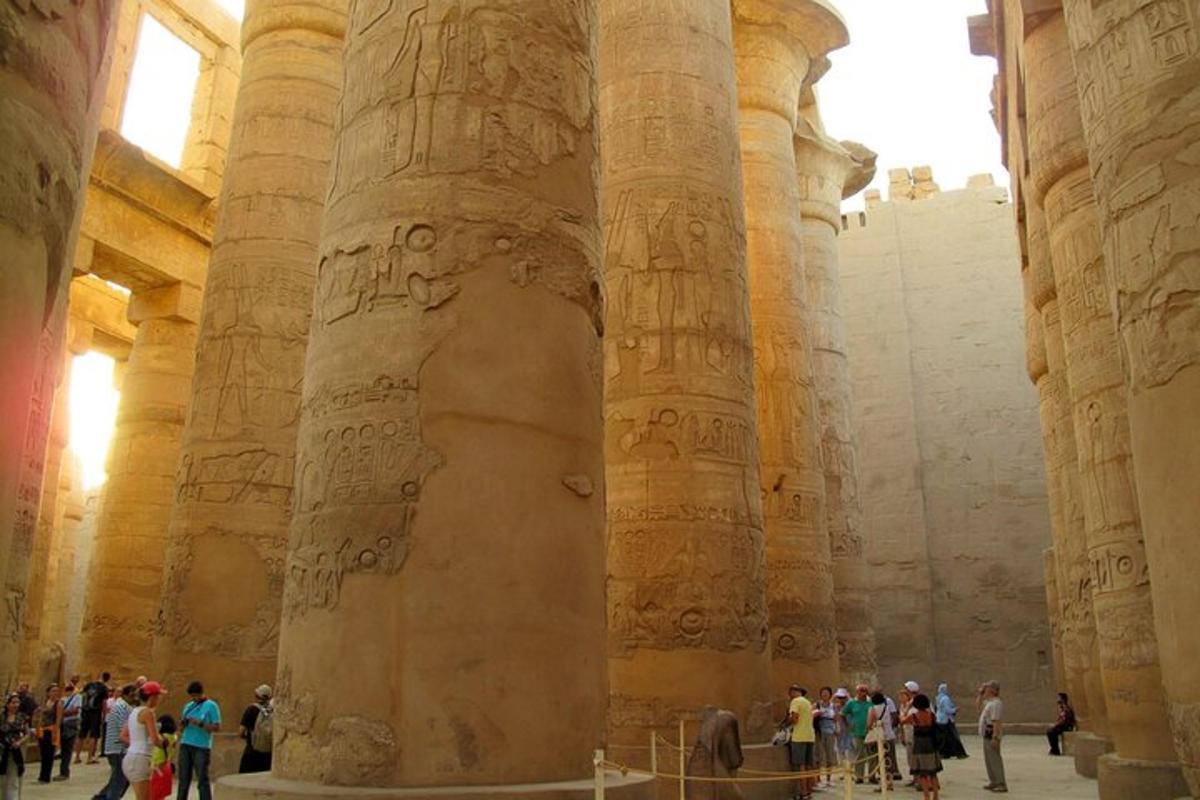مجموعة من الناس يتجولون حول معبد أوبويس