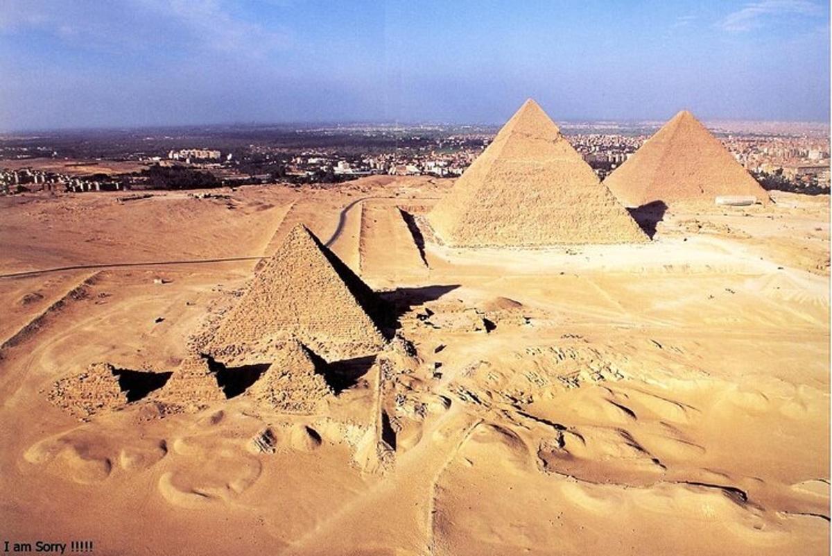 uma vista aérea das pirâmides no deserto