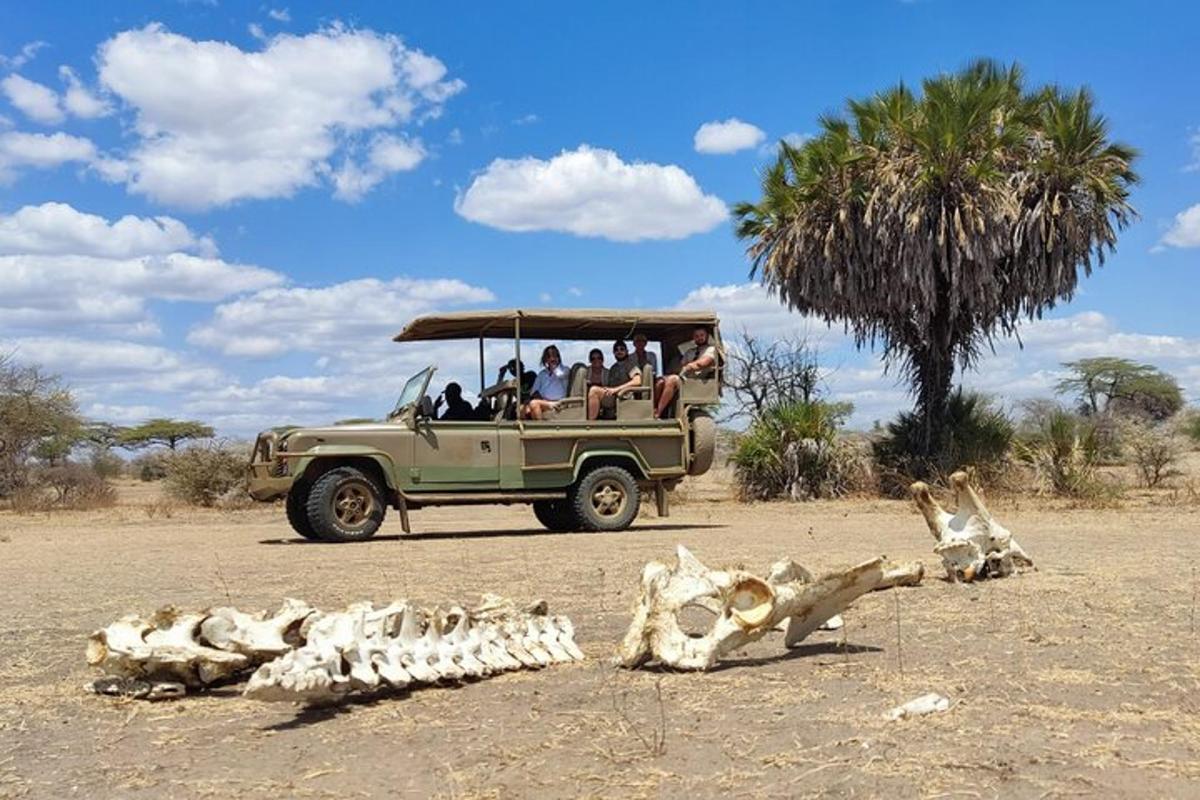 un grup de persones en un jeep al desert