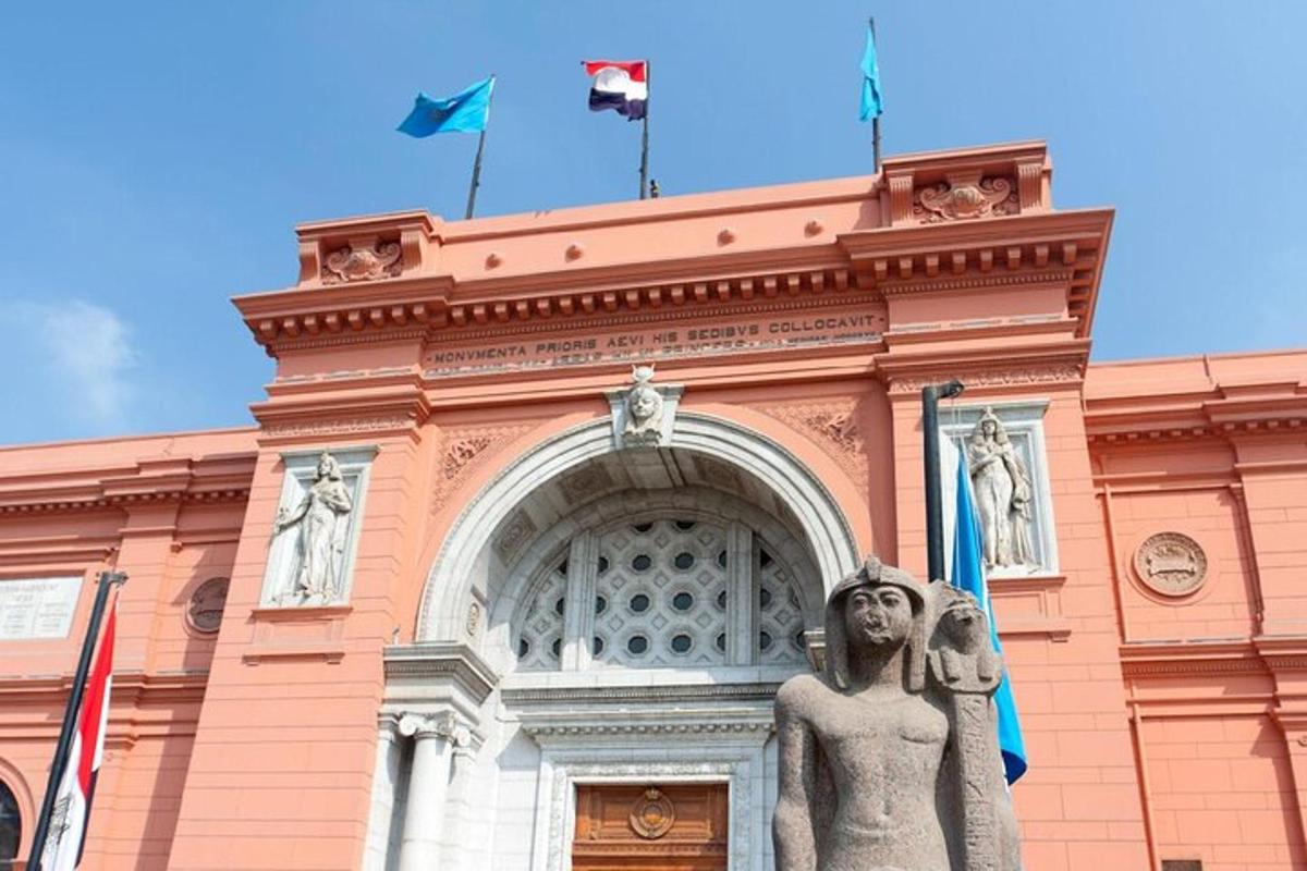 um edifício com uma estátua na frente