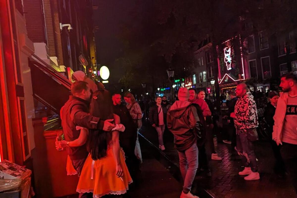 grupp inimesi, kes öösel tänaval tantsivad