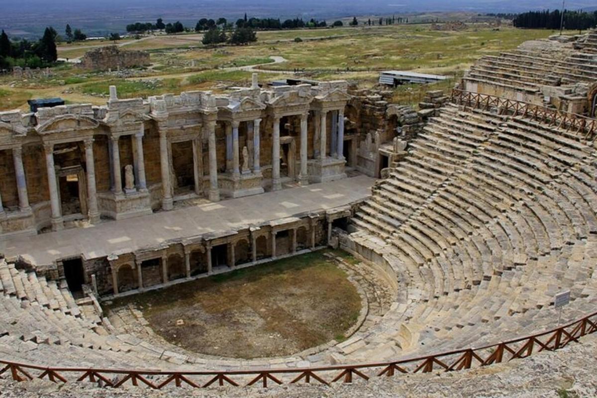un anfiteatro vuoto in un'arena antica