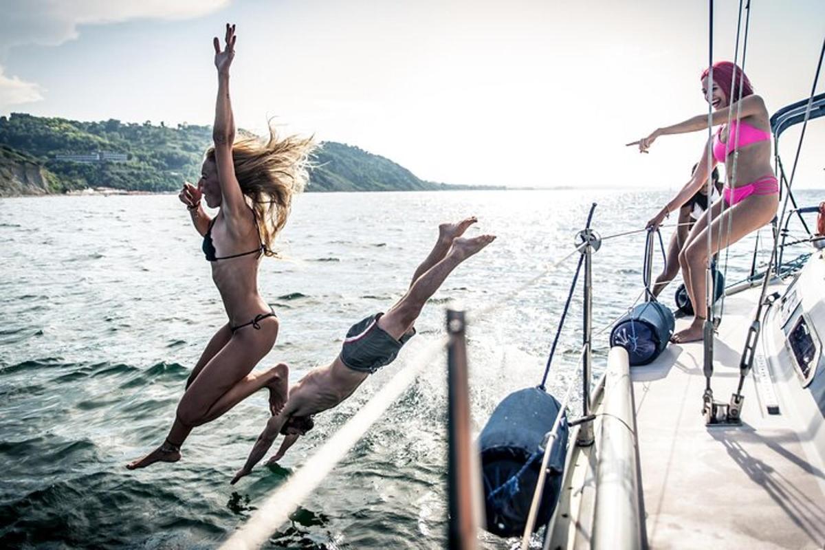 due ragazze che saltano da una barca in acqua
