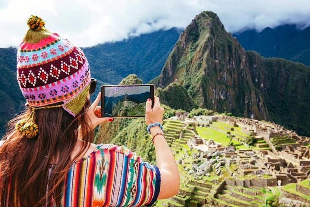 古代遺跡の写真を撮っている女性