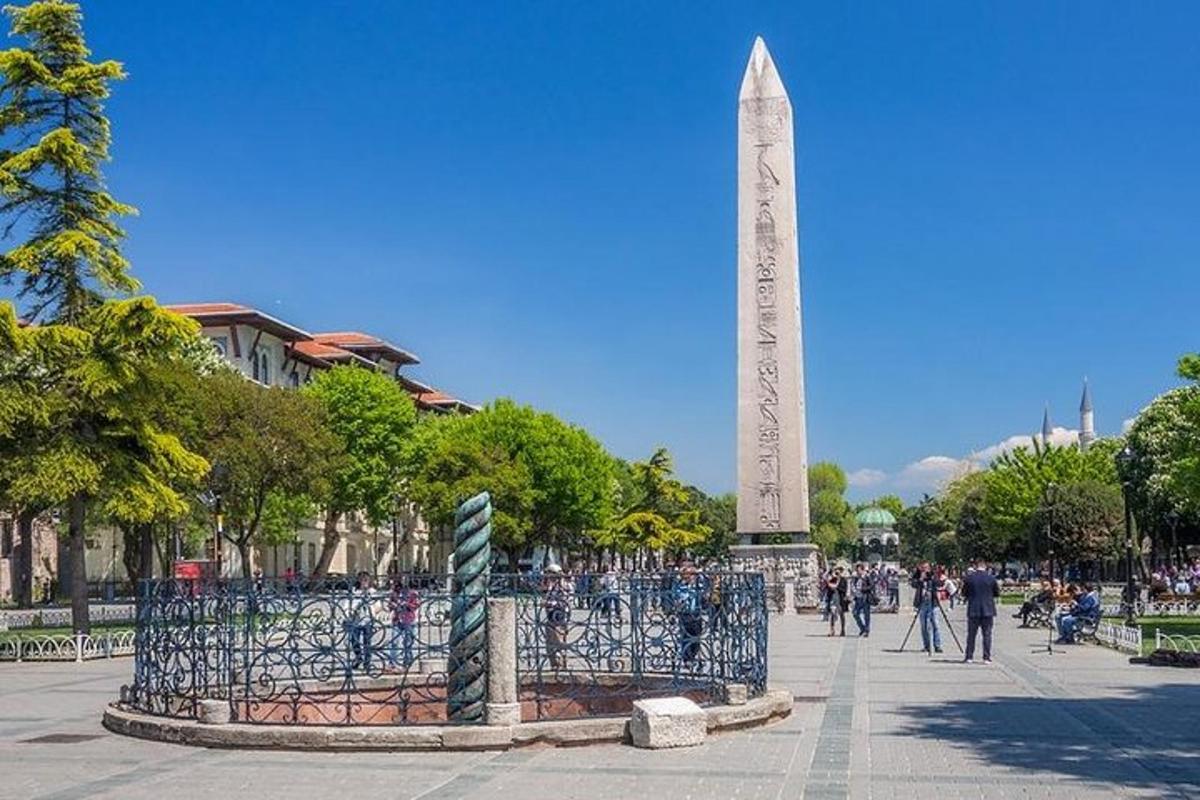 obelisk v parku s památníkem v pozadí