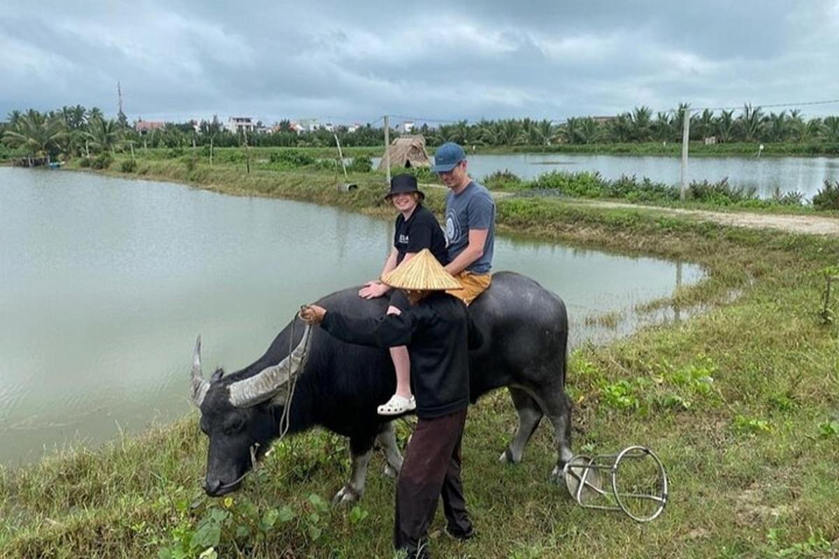 Un hombre y una mujer montados en el lomo de un toro