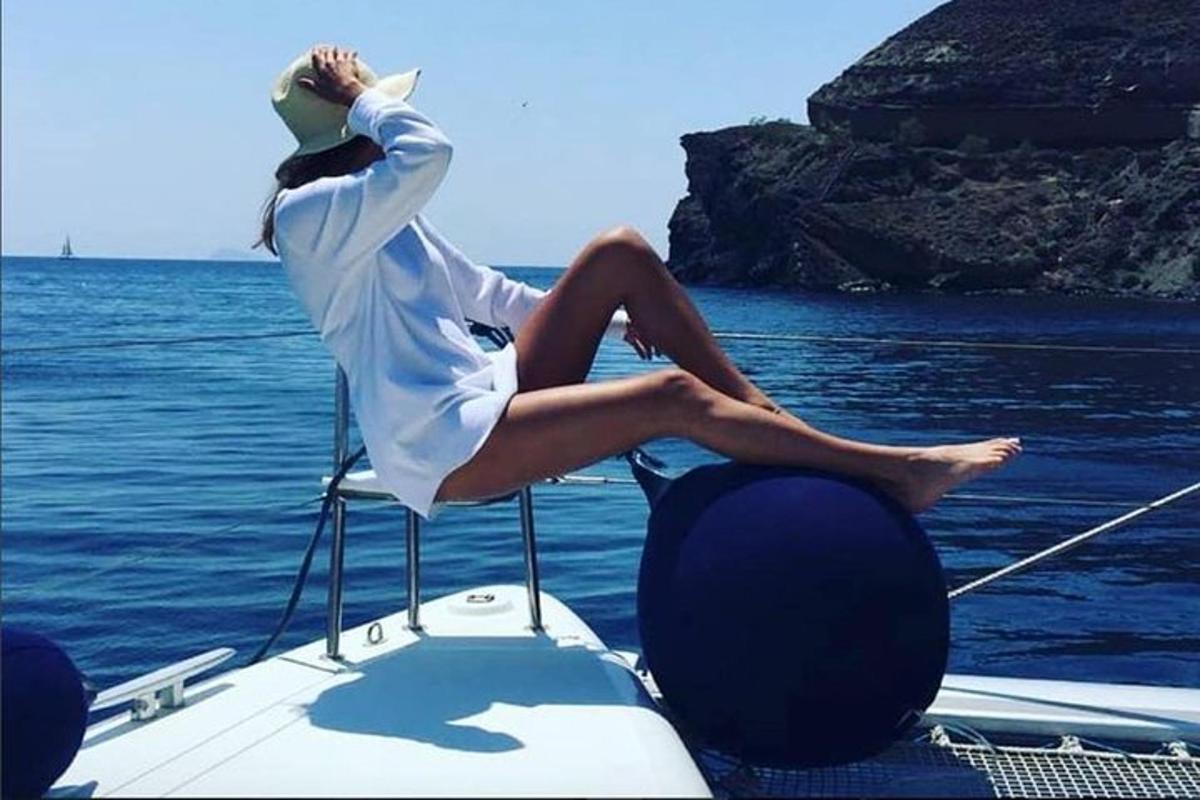 una donna seduta su una sedia su una barca in acqua