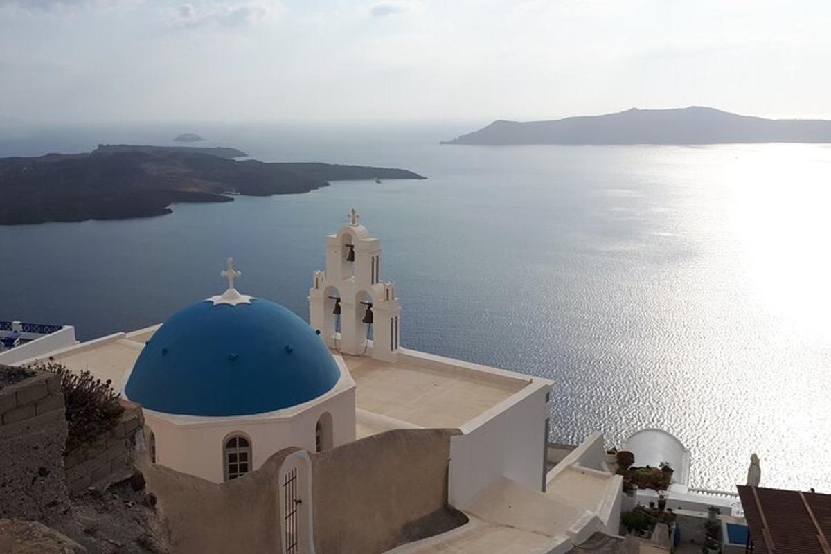 una iglesia con una cúpula azul sobre el agua