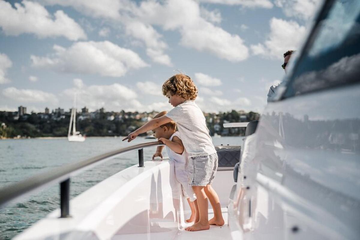 Un niño y un hombre de pie en un barco