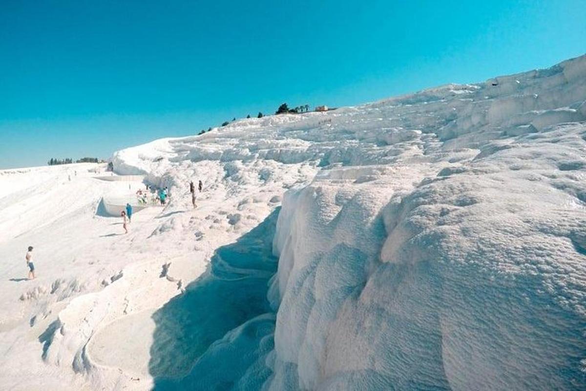 Un grupo de personas de pie en una colina cubierta de nieve