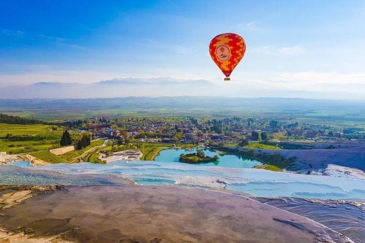 una mongolfiera che vola sopra un fiume