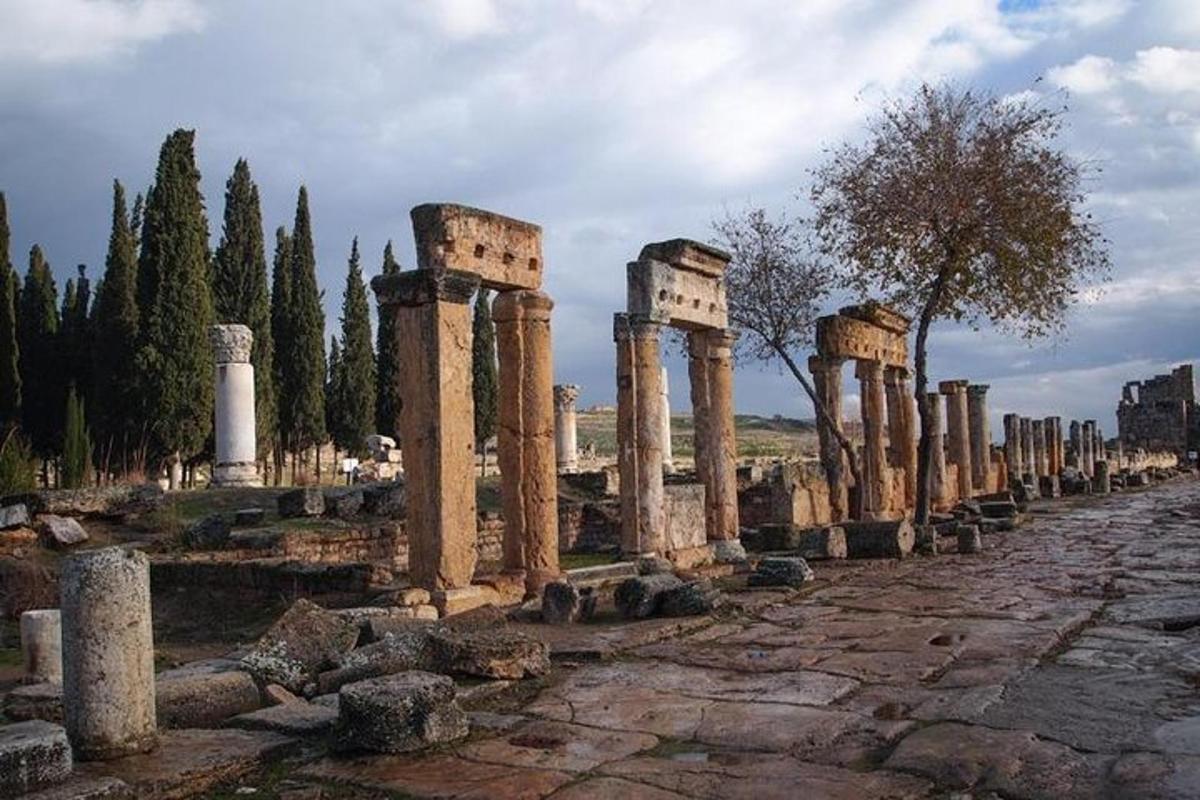 μια σειρά από αρχαίες κολόνες σε έναν δρόμο