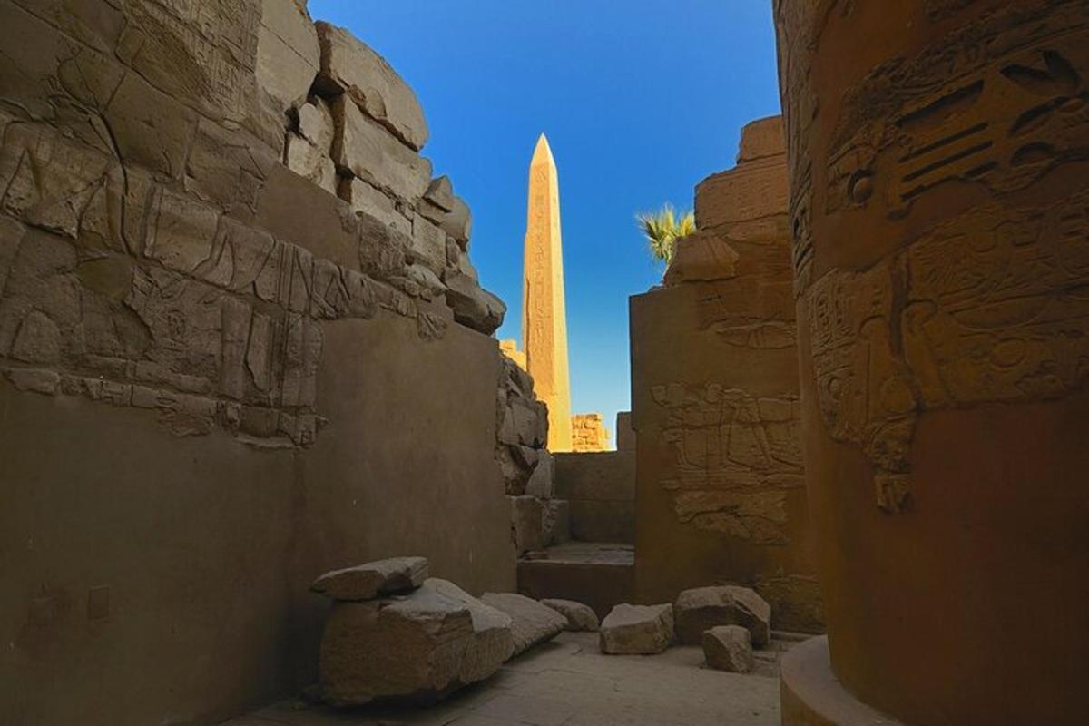 uma vista do monumento de Washington à distância