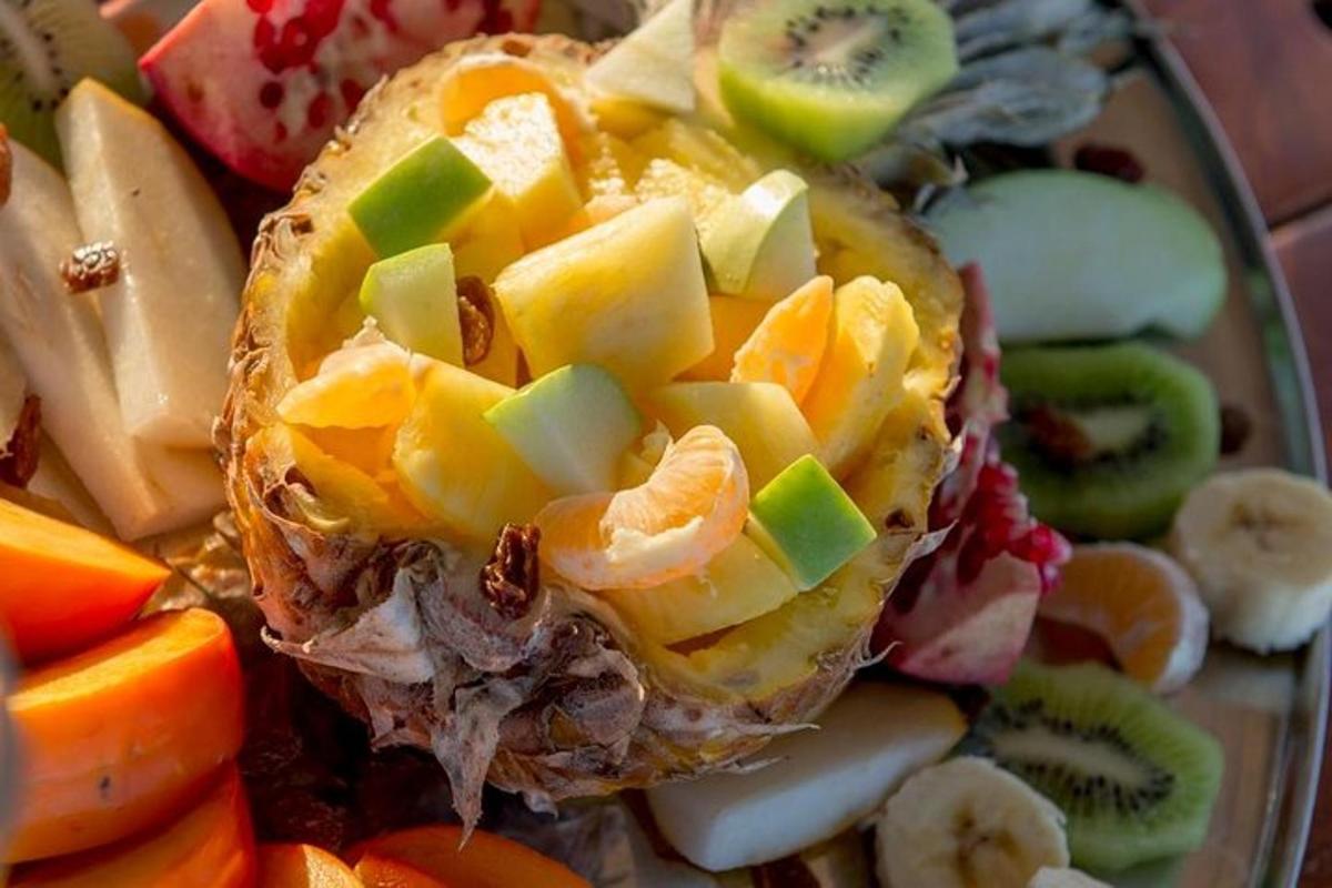 un piatto di cibo con frutta e verdura sopra