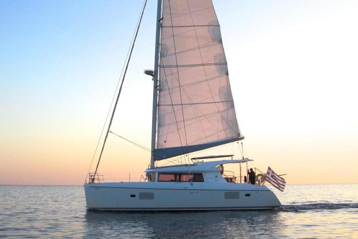 una barca a vela bianca in acqua con una bandiera americana