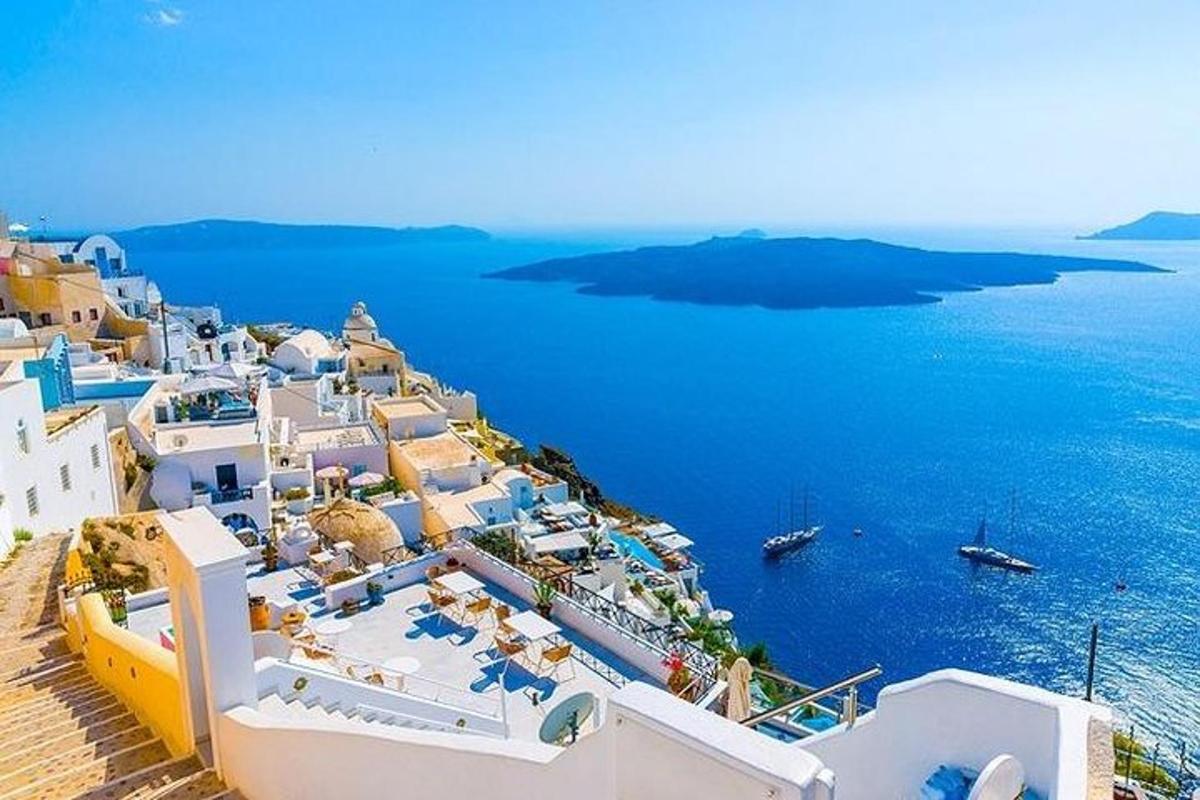 una vista aerea di un gruppo di edifici e dell'oceano