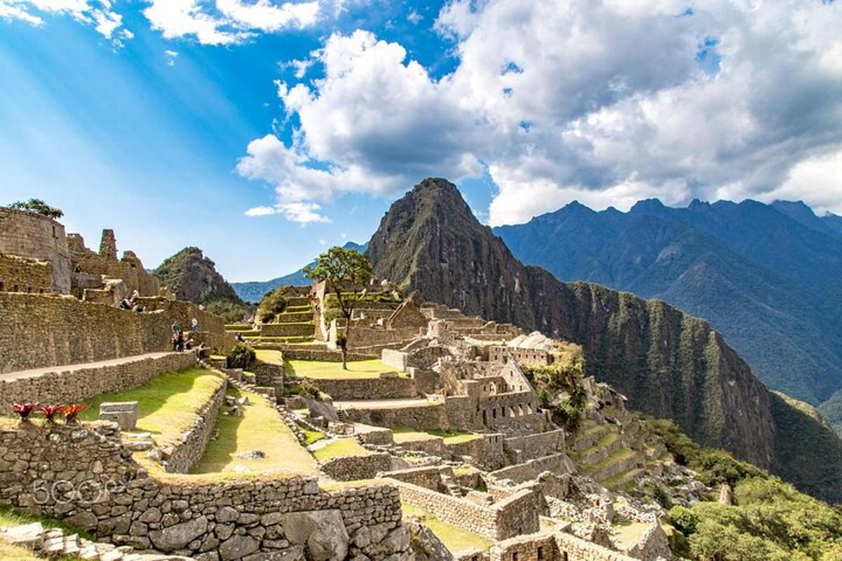 uma vista de machu picchu com montanhas ao fundo
